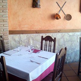 Mantelerías Confegar mantel de mesa blanco y fucsia 