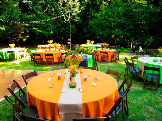 Mantelerías Confegar mesas al aire libre con manteles naranjas