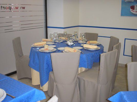 Mantelerías Confegar mesa con mantel gris y azul